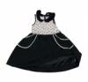 Fekete-fehr kislny ruha apr szvekkel.