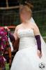 Trtfehr menyasszonyi ruha lila kvekkel