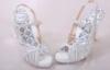 Fehér és díszített menyasszonyi cipő